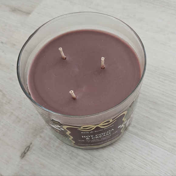 NWT Bath & Body Works Hot Cocoa & Cream Candle with Gold Lid - Picture 11 of 12